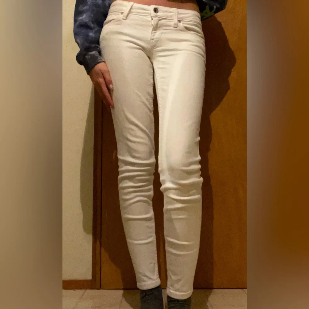 White, low rise skinny jeans. Excellent condition! - Picture 2 of 3